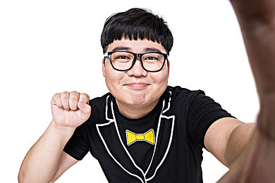 两个男的打扑克的视频,扑克对决:友谊与技巧的精彩碰撞-1