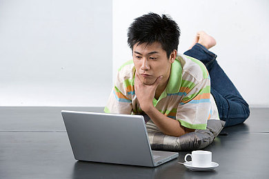 他的腰身缓慢的下沉,创业者李明：梦想与健康的平衡之道-1