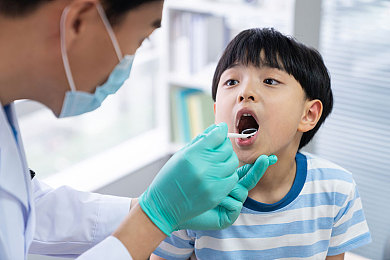 女教师与情人办公室内灵魂碰撞,教师恋情曝光，办公室“灵魂碰撞”引热议