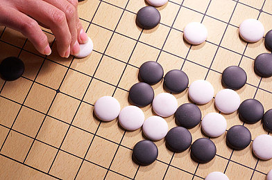父母办事声音太大把孩子吵醒,夜深家务声惊醒孩子，亲子关系引反思