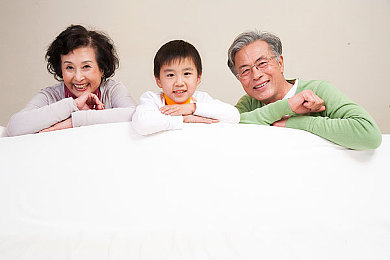 姐妹两人轮流数数姐姐数单数,姐妹默契游戏，公园里最温暖的风景-2