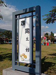 宝宝腿张大点我进不去,宝宝“踢馆”妈妈，婴儿床趣事逗乐网友-2