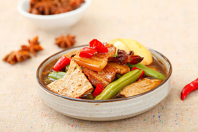 就是欠C叫这么大声,公共喧哗引热议,文明出行成共识-1