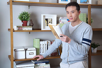 浴室里强摁做开腿呻吟动态图：浴室惊现暴力画面，道德沦丧引众怒-1