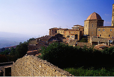 在厨房抱住岳丰满大屁股,夫妻温馨瞬间,厨房拥抱传递爱意-1