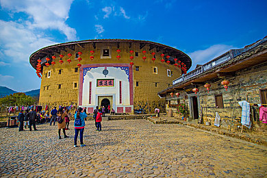 老头边吃奶边挵进去呻吟,老人公共场所困境引关注，社会共筑温馨环境-3