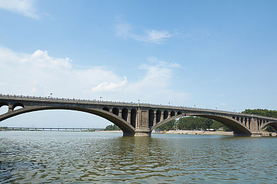 和平精英玛莎拉蒂怎么获得,《和平精英》奢华座驾，轻松获得玛莎拉蒂攻略！-3