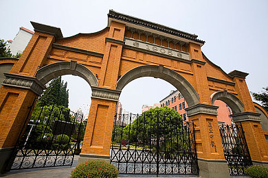早上醒来他的巨大还在她体内,晨醒惊喜见证爱情力量-2