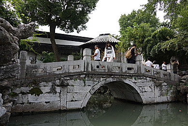 姐弟拔萝卜又叫痛又叫高新,田野欢声：姐弟拔萝卜大赛温馨上演-4